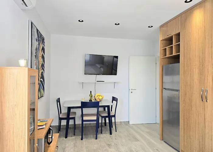 Le Petit 098 Lejlighed Golem (Tirana)